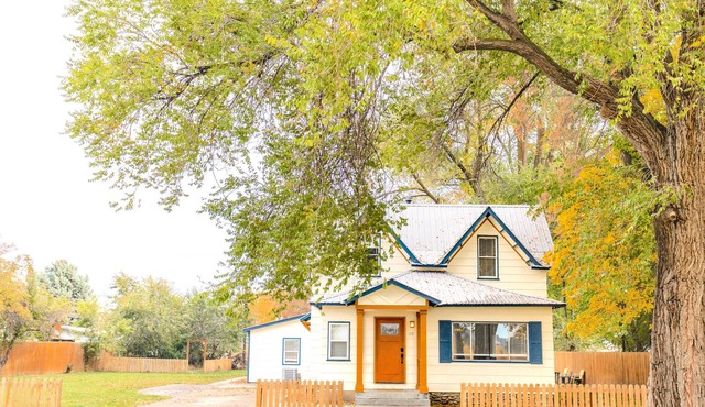The White House on Niagara - Only 1 block from downtown with an orchard view!