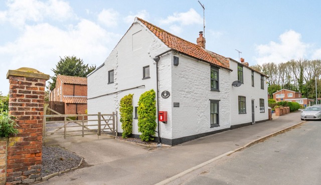 THE WHITE HOUSE, pet friendly, with hot tub in Middleton On The Wolds