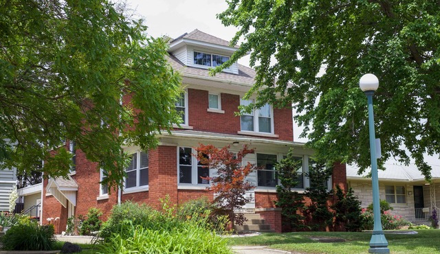 The White House, pet friendly home in downtown CU