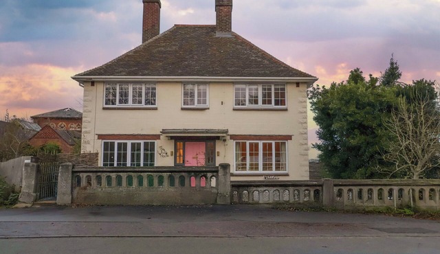 THE WHITE HOUSE, pet friendly, with open fire in Bracondale