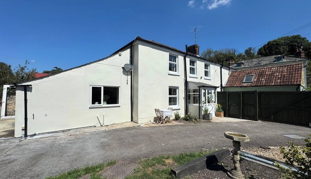 THE WHITE HOUSE, pet friendly, with a garden in Piddletrenthide