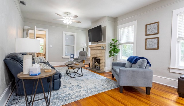 The White House - Remodeled quaint home with spacious yard - 2.5 miles from UF