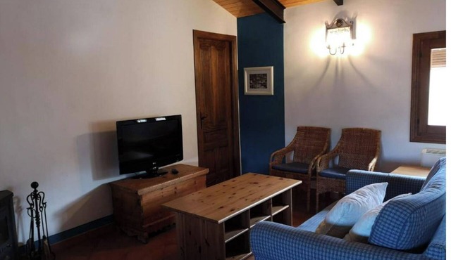 The White House (Rural House) (15 people)