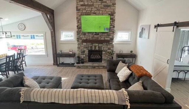 The White House - Spacious Modernized Farmhouse