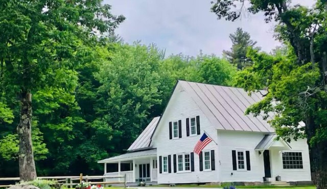 The White House - Sleeps 16 - Killington Farmhouse - Hot Tub - Fire Pit