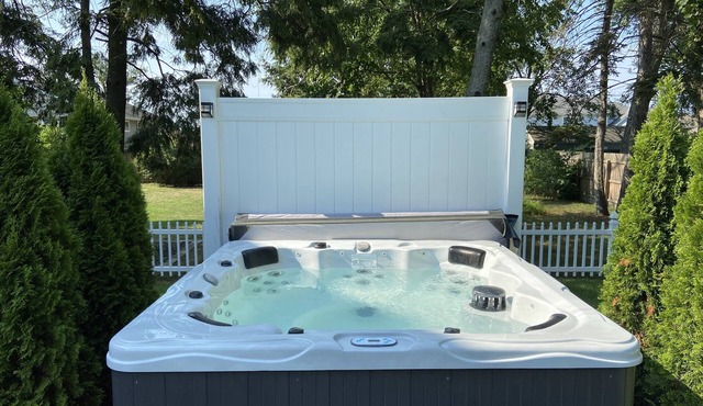 The White House - spacious 5 bedroom, with hot tub - blocks from everything!