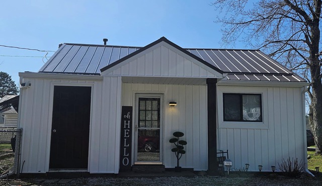 The White House w/Hot Tub Portage Lakes Fenced Yard Pet-Friendly!