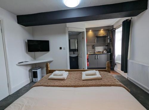 The White Lion Hotel, Church Road, Yate BS37 5BG Self-check-in FREE PARKING Walk away from the centre of Yate!