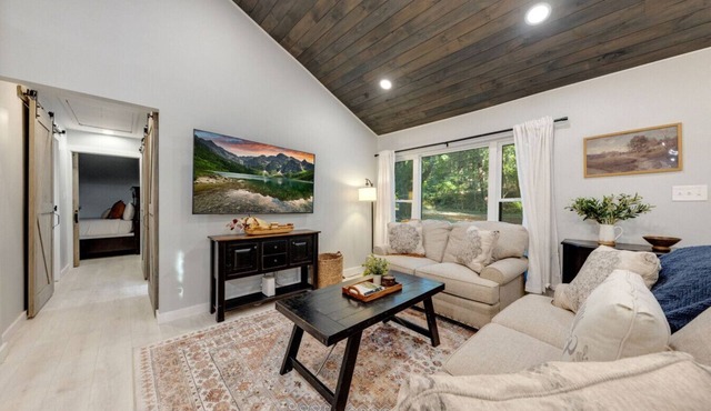 The White Lodge | 4BDR | Sleeps 8 with Fire Pit!