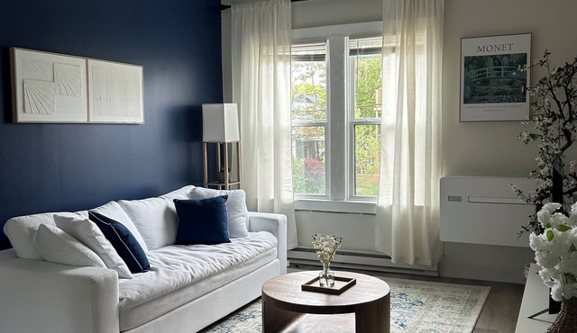 The White Lotus - Premium King Bed | 400mbs Wifi | 7-minDT | Work Station