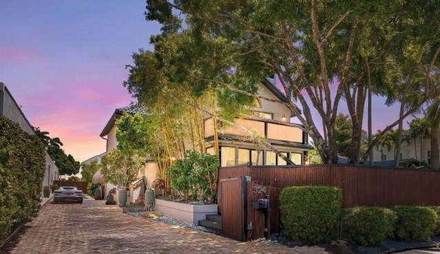 “THE WHITE LOTUS” A huge 4000 sq ft Balinese-inspired Fort Lauderdale Mansion