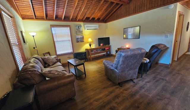 The White River cabin on Jeffery Lane in Mt. Olive, Izard County, AR