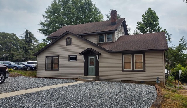 "The White Squirrels Townhouse" -step out to Main St.!