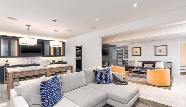 The Whitehouse SuitenYour Personal Entertainment Space!