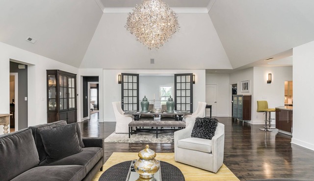 The WhiteHouse ! Your Private Oasis in Carmel