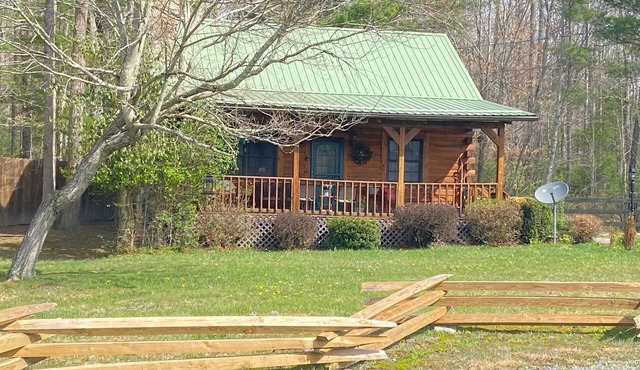 The Whitetail a cozy cabin at Pipestem Place