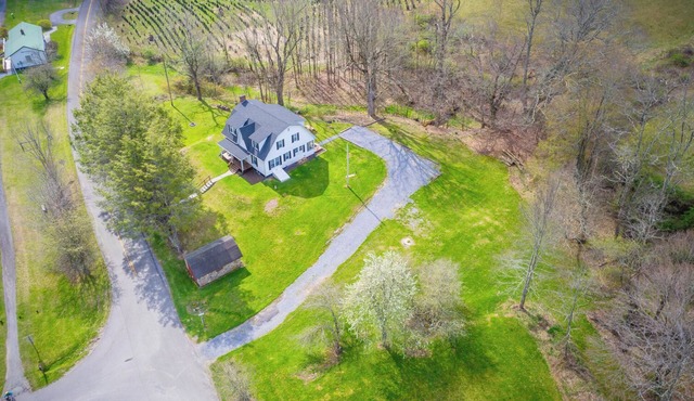 The Whitetop Farmhouse Getaway 4 Bedrm 2 Bathrm at Creeper Trailhead in Whitetop