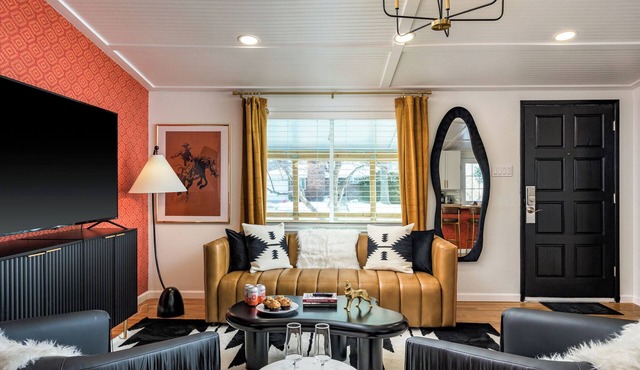 The Wild Western: 5 BR, Hot Tub, Sauna, 2 Game Rooms, Putting Green, & more!