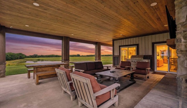The Wilderness Lodge | Private 440-Acre Luxury Escape w/Hot Tub Outside of Kansas City