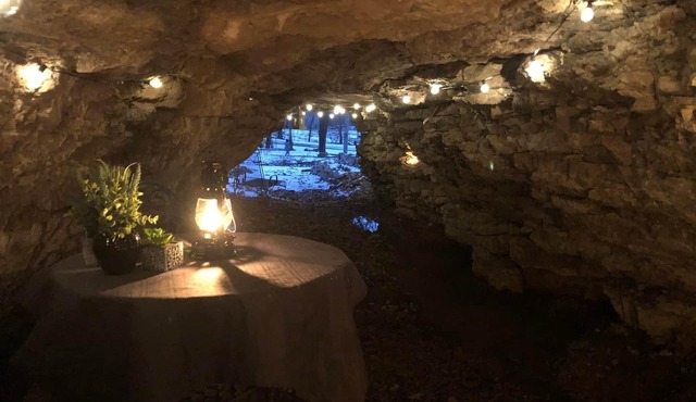 The Wilderness Romance Retreat - Cave , Luxury Hot Tub, Hiking ,420-friendly !