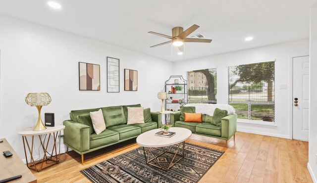 The Wildflower Townhome - Beautifully Updated and Fully Stocked - Close to A&M!