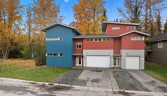 The Wildlife Gallery - Modern Creekfront Rental