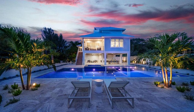 The Willow Inn: Huge Pool, Game Room, One Block to Beach by Anna Maria Life Vacation Rentals