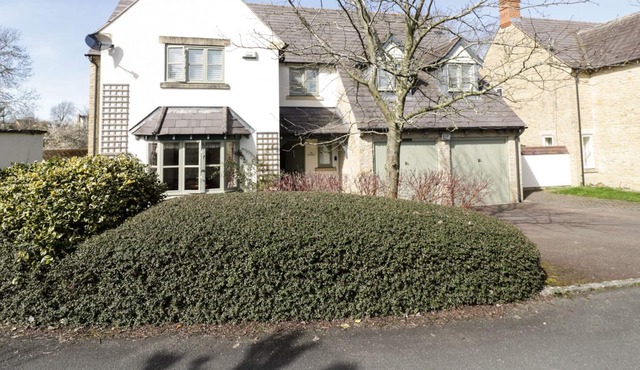 THE WILLOWS, pet friendly, with a garden in Tredington