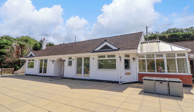 THE WILLOWS, pet friendly, with hot tub in Llangollen