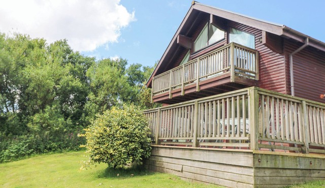 THE WILLOWS, pet friendly, country holiday cottage in St Columb Major