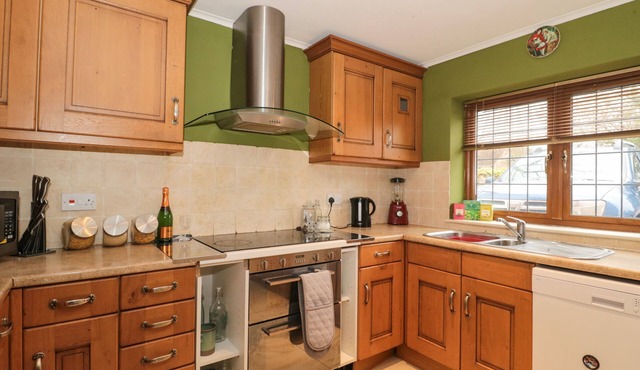 THE WILLOWS, pet friendly, with a garden in Minehead