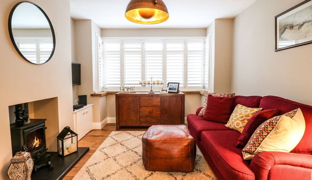 THE WILLOWS, pet friendly, with hot tub in Melton Mowbray