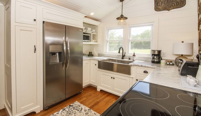 The Willox Cabin, Private Farm, 2 Bed 2 BA, 9 Miles to Downtown Knoxville & UT