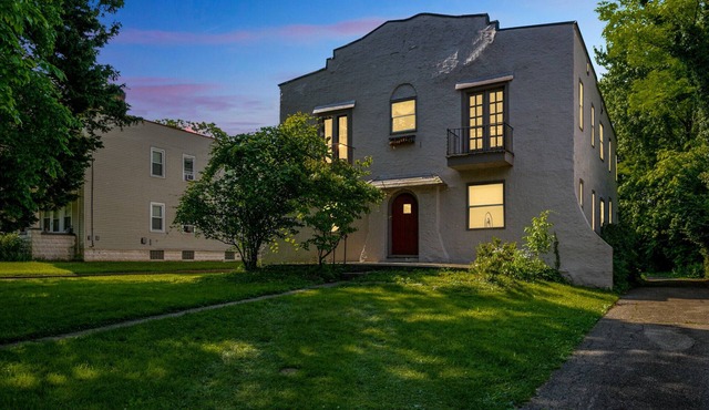 The Willydorf Astoria: a 1920s-style residence | Sleeps up to 4