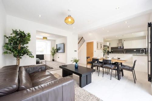 The Wilmslow House Free Parking - Close to Airport