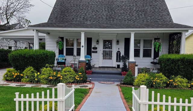 "The Wilt House" - Cozy Vintage Home by Charles Town, Casino & More!