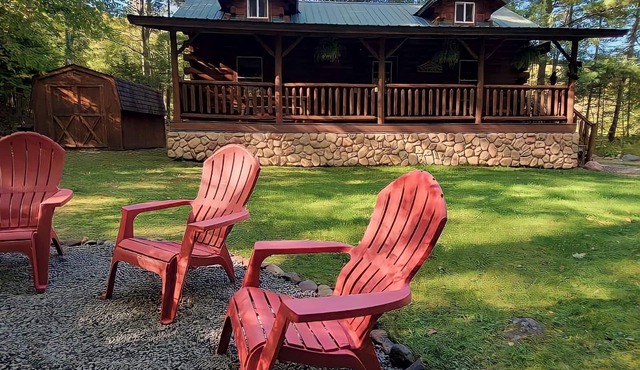 The Winding Cabin - down the road from Christie Mountain and more!