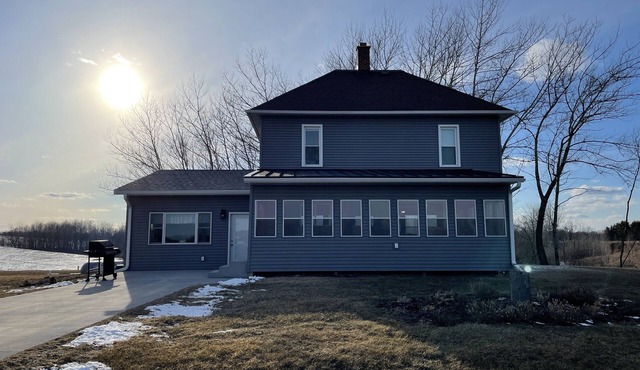 The Windmill Retreat - Large country home with big yard