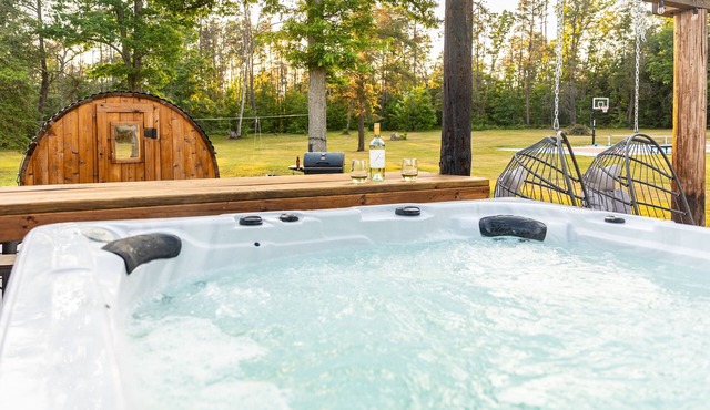 The Windmoor Lodge | Sauna | Pickleball | Hot Tub