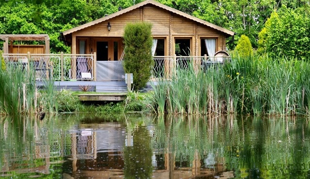 The Windsor Lodge Ice Cold Plunge Barrel & Hot Tub with Private carp fishing.