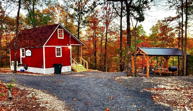 The Windstorm Cabin - Pet-friendly & a 2-person Jacuzzi hot tub!