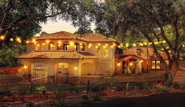 The Wine Away-Luxury Retreat for 20 w/jacuzzi
