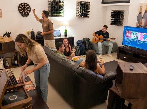 The Wine Cave, Cool & Spacious 2BR, Steps from Milano Centrale, ideal for large groups and families