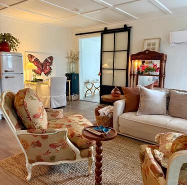 The Wing - luxurious king suite tiny studio home!