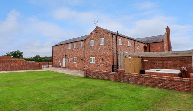 THE WING, pet friendly, luxury holiday cottage in Bangor-On-Dee