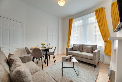 The Wingrove Retreat, Near Newcastle City Centre by Week2Week