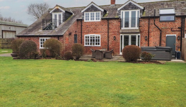 THE WINNOWS, pet friendly, character holiday cottage in Knutsford