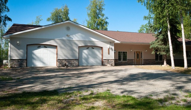 The Wise Raven Retreat, Peaceful and Spacious Home in Big Lake on a forested lot