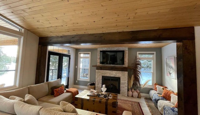 The Wolf’s Den - Modern Lakefront Cottage