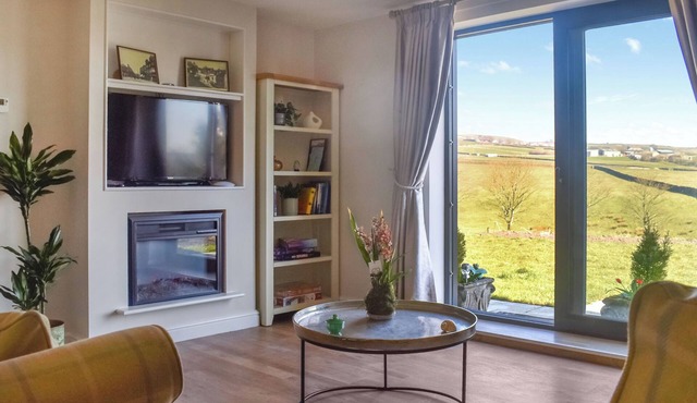 The Wolfs Den - UK49083